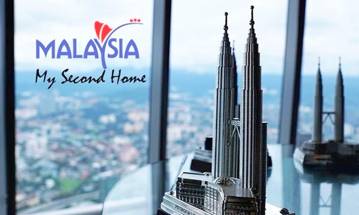 Petronas Towers model with official Malaysia My Second Home branding